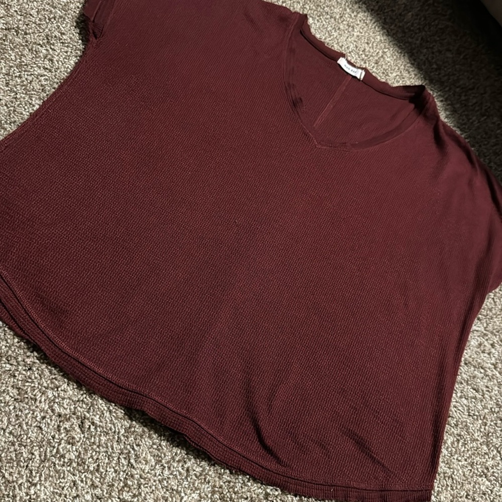 Mod Ref burgundy (wine) lightweight v-neck waffle knit t-shirt (M) EUC!